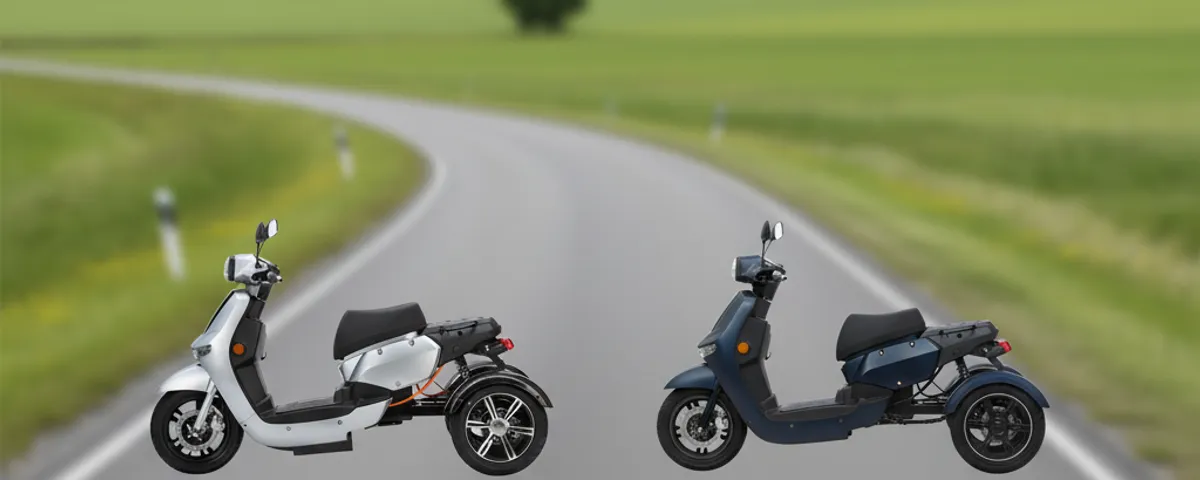 Moderne trike scootmobiel rijdt op de weg