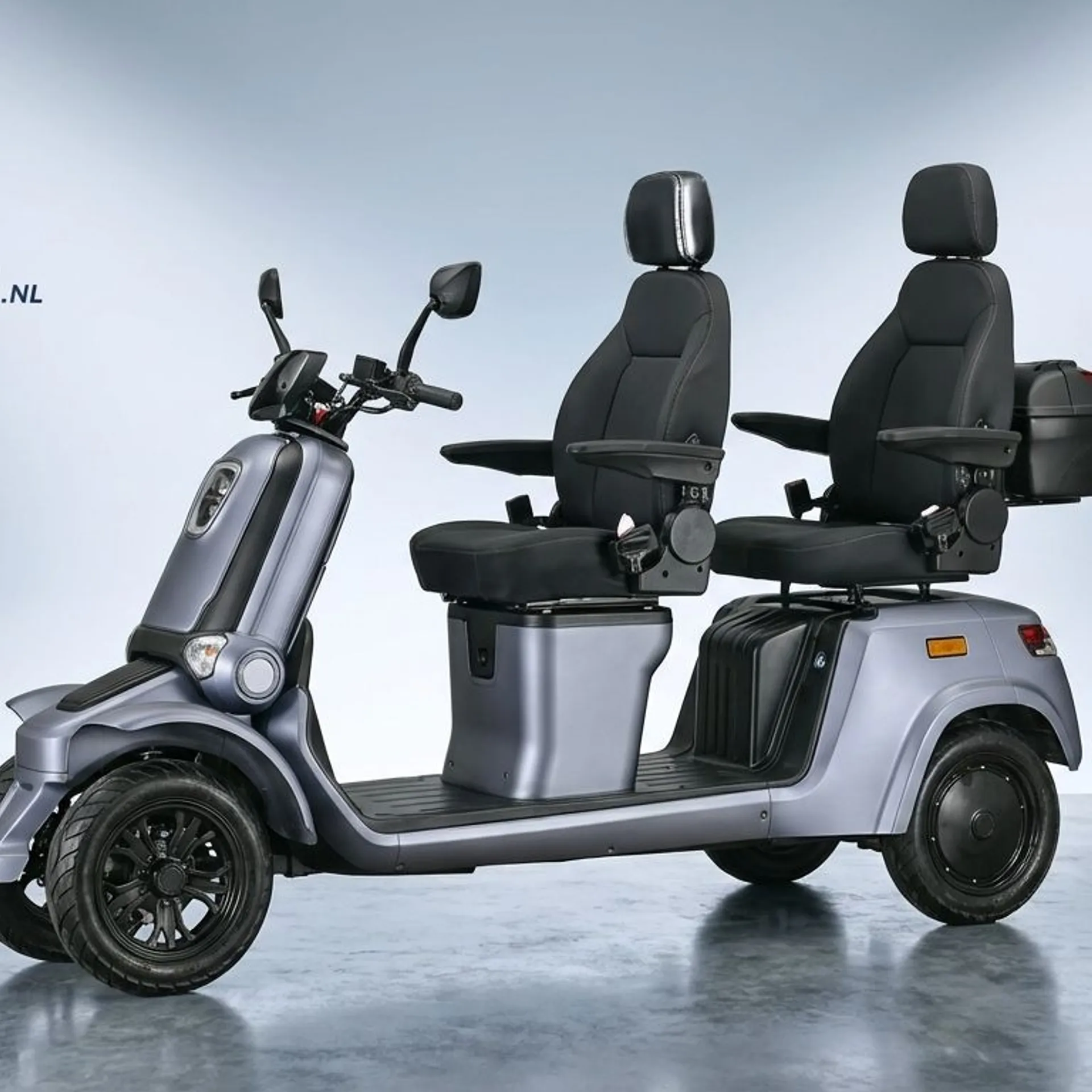 Gelukkig ouder echtpaar rijdt samen op een For Motion Forty-5 Duo 2-persoons scootmobiel in een zonnig park.