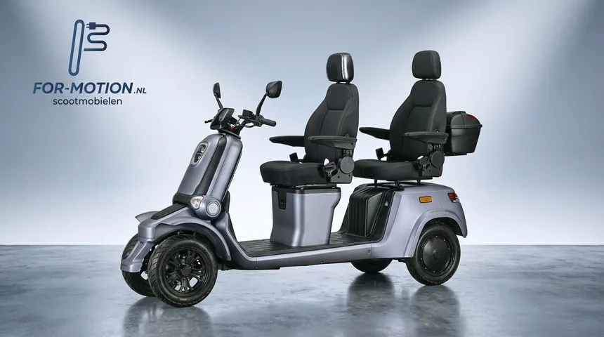 Gelukkig ouder echtpaar rijdt samen op een For Motion Forty-5 Duo 2-persoons scootmobiel in een zonnig park.