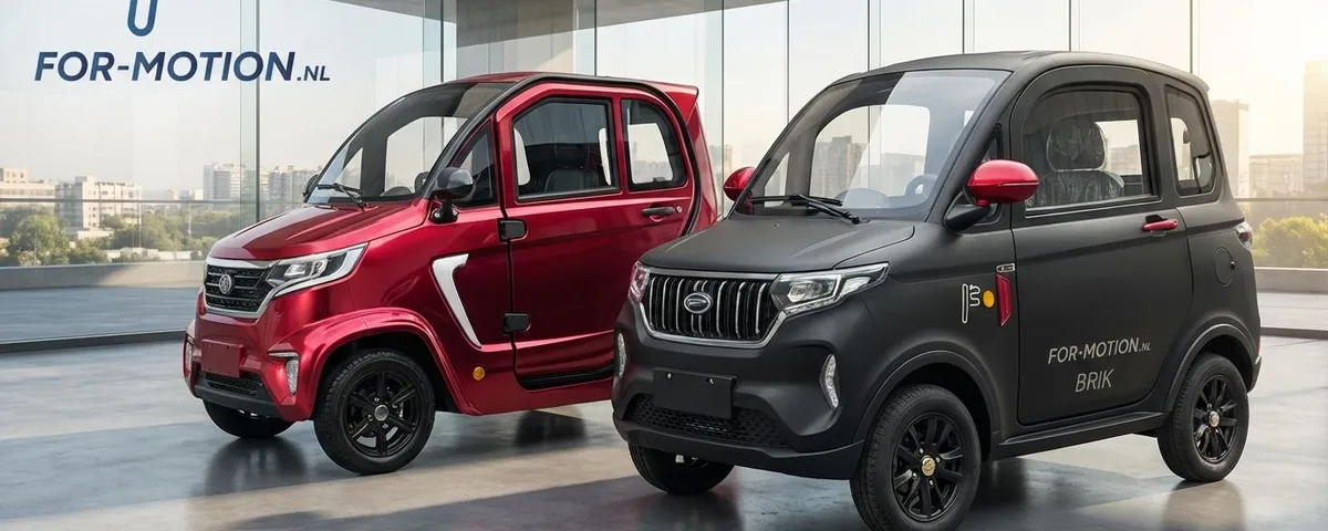 Een luxe scootmobiel auto van For Motion die geparkeerd staat in een rustige straat