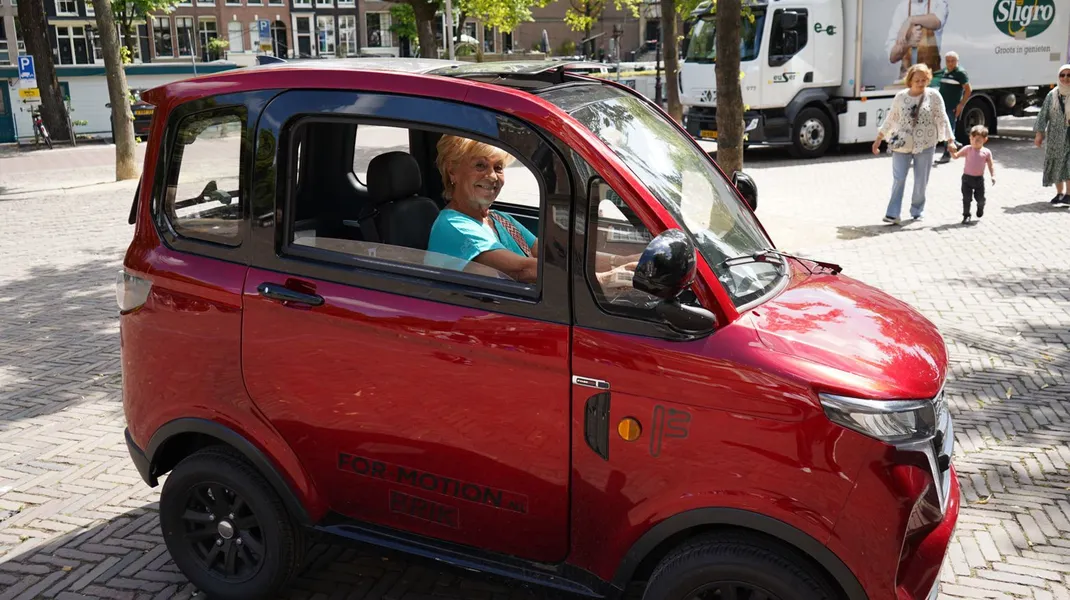 Overdekte Scootmobiel of Brommobiel? Ontdek de For Motion Brik: Luxe Mobiliteit Zonder Rijbewijs